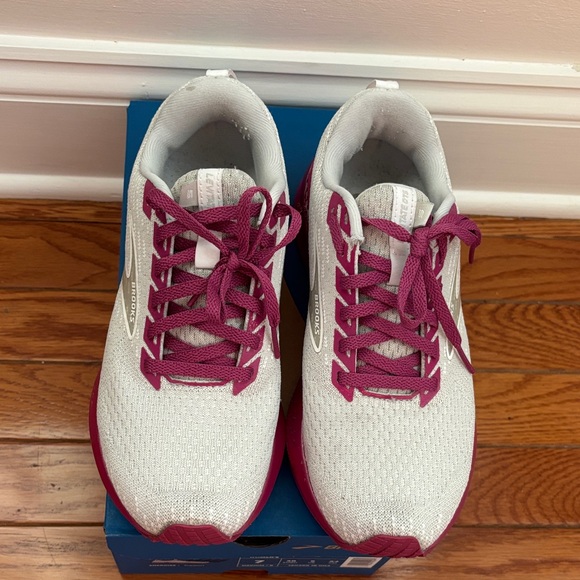 Brooks Women's Levitate GTS 5 Athletic Shoes - White and Purple - Picture 3 of 8